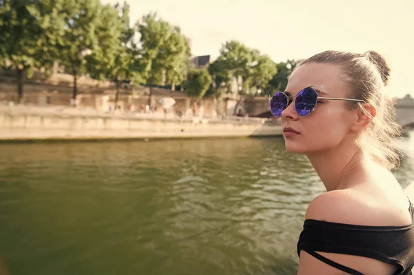 Девушка на берегу реки в Париже, Франция — стоковое фото