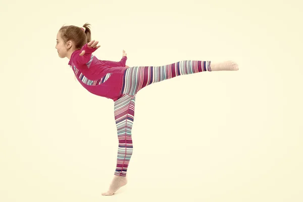 Criança ou menina pequena alongamento ou treinamento ginástica — Fotografia de Stock