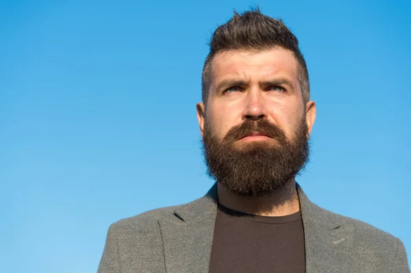 Friseurspitzen pflegen den Bart. Hipster-Auftritt. Bartmode und Friseurkonzept. Mann bärtigen Hipster modischen Mantel. Stilvoller Bart und Schnurrbart Herbst und Winter Saison. Bärtig und cool — Stockfoto