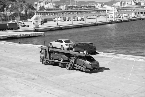 バルセロナ、スペイン - 2016 年 3 月 30 日: レッカー車は海の港で座席とメルセデスの車を運ぶ。自動車輸出、輸入。車両貨物貿易。貿易と商業。スペイン、バルセロナでの自動車貿易 — ストック写真