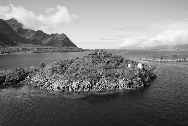 海の島。牧歌的な空の群島。島の夏休み。旅と放浪癖。あなたの自由を見つける — ストック写真
