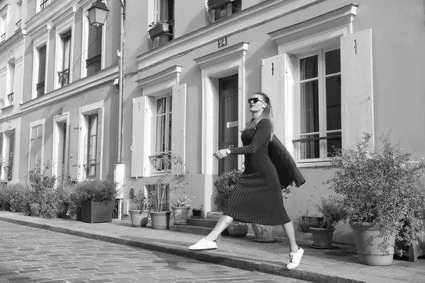 Krok za krokem. Příručka k ušetřit čas ve francouzském hlavním městě. Žena celkem červený oblek vychutnat pěšky krásné ulice Paříže. Pařížské bezstarostný uvolněné procházky na slunečný den. Volnočasové a kulturní památky v Paříži — Stock fotografie