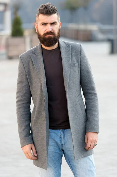 Moda barba e concetto barbiere. Uomo barbuto hipster elegante cappotto alla moda. Barbuto e fresco. Le punte da barbiere mantengono la barba. Aspetto hipster. Elegante barba e baffi autunno e stagione invernale — Foto Stock