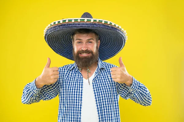 Mexikaner glücklich festliches Outfit bereit zu feiern. Mann bärtigen fröhlichen Kerl tragen Sombrero mexikanischen Hut gelben Hintergrund. mexikanische Parteikonzept. feiern traditionellen mexikanischen Feiertag. Lasst uns Spaß haben — Stockfoto