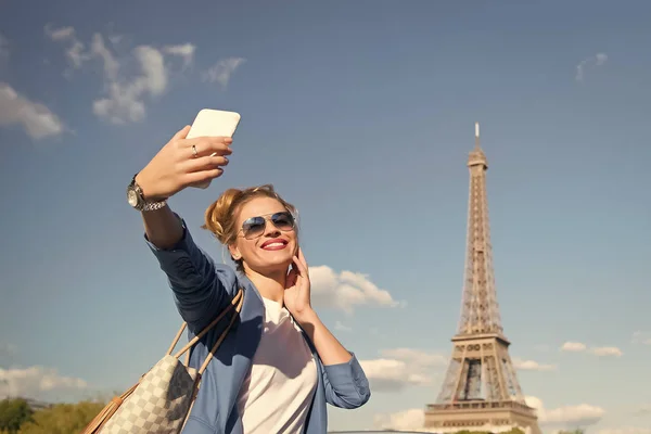 Chica haciendo selfie frente a la Torre Eiffel en París, Francia . — Foto de Stock