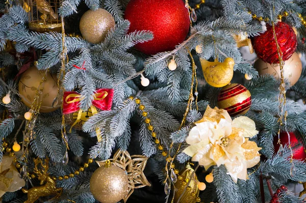 No Natal. Bela árvore decorada com brinquedos. Na manhã anterior ao Natal. Férias de Ano Novo. Feliz Ano Novo. Composição de Natal. Feliz Natal e Boas Festas. Esperando por maravilha — Fotografia de Stock