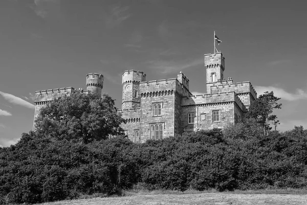 Vacaciones de verano en Lews Castillo de Stornoway, Reino Unido. Castillo con árboles verdes en el cielo azul. Arquitectura y diseño de estilo victoriano. Monumento y atracción — Foto de Stock