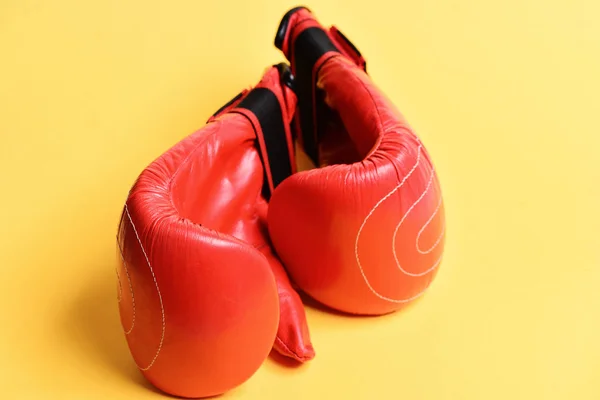 Par de guantes de boxeo uno al lado del otro. —  Fotos de Stock