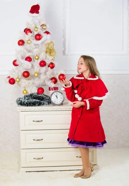 Найкращі Різдвяні Прикраси Дитячої Кімнати Дитячий Червоний Костюм Тримає Різдвяний — стокове фото