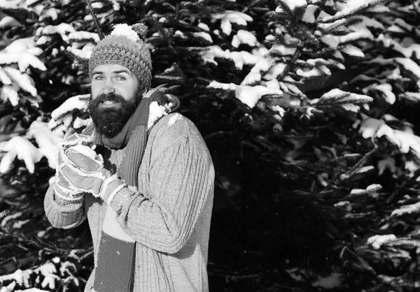 Macho con barba y bigote hace bola de nieve . — Foto de Stock