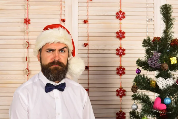 Konzept für Feiern und Neujahrsstimmung. Mann mit Bart — Stockfoto