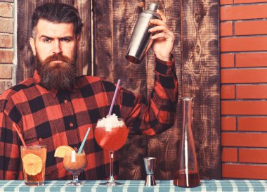 Ahşap doku arka plan üzerinde kareli gömlekli adam.