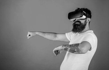 Vr sakallı sürüş araba, kırmızı arka plan gözlük. Sanal sürüş dersleri kavramı. Hipster emin yüz araba sanal gerçeklik ile modern dijital becerikli alet