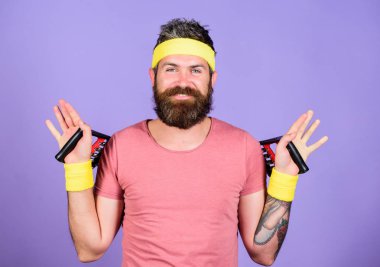 Benim spor derslere katılın. Sporcu retro kıyafet eğitim menekşe arka plan giymek. Atlet spor eğitmeni. Göğüs germe aparatı ile eğitim atlet. Adam sakallı atlet genişletici ekipman ile egzersiz