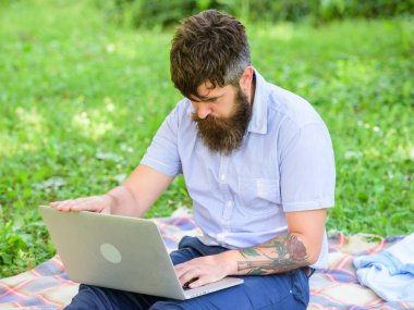 Blogger doğa tarafından ilham kaynağı olma. Yazar ilham doğa ortamı için arıyorum. Bloglama için ilham. İlham arıyorsanız. Dizüstü sit çayır doğa arka plan ile sakallı adam
