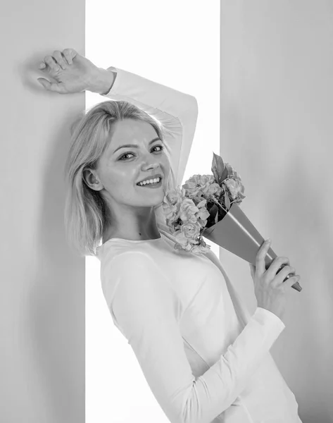 Lady felice ricevuto fiori da ammiratore segreto. Donna sorridente sognante prova a indovinare chi si innamora di lei. Ragazza tenere fiori bouquet godere di fragranza e si sente ammirato. Chi è il suo segreto ammirare — Foto Stock