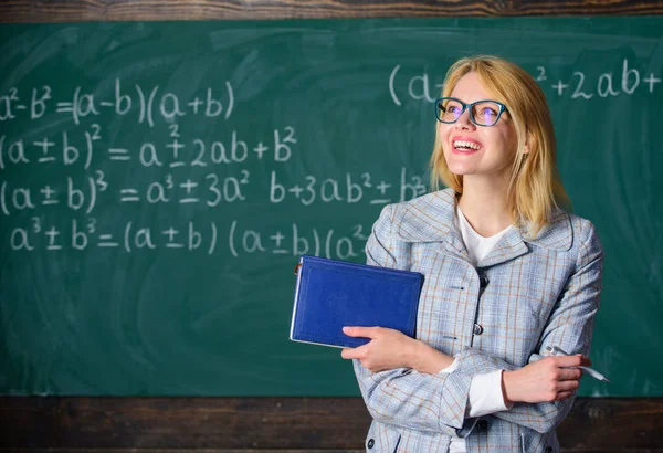 Raccomandazione suggerimenti di applicazione. Ottima lettera di raccomandazione. Donna insegnante sorridente tenere libro stand lavagna anteriore. Raccomandazione per il concetto di college. Richiesta lettera di raccomandazione insegnante — Foto Stock