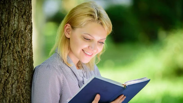 Beste zelfhulp boeken voor vrouwen. Meisje interesse zitten park Lees boek natuur achtergrond. Lezing inspirerende boeken. Vrouwelijke literatuur. Boeken elk meisje moet lezen. Ontspannen ontspanning een hobby-concept — Stockfoto