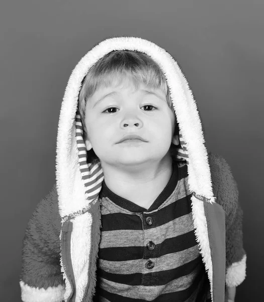 Concepto navideño. Niño con linda sonrisa en la víspera de Navidad. —  Fotos de Stock