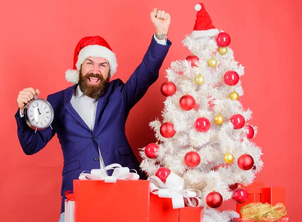 Odliczający czas do Bożego Narodzenia. Ile czasu po lewej. Śledzić ilość czasu. Czas na świętowanie. Człowiek Brodaty nosić garnitur i santa hat przytrzymaj zegar. Biznesmen Dołącz do uroczystości Bożego Narodzenia. Oferty last minute — Zdjęcie stockowe