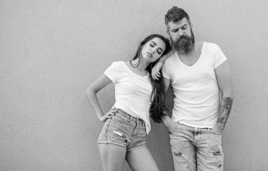 Kentsel moda. Moda trend rahat basit giyim erkek ve kadın için. Çift gri arka plan. Kentsel yaşam tarzı rahat giysiler her gün için talep ediyor. Modern gençlik rahat kıyafetler seçin
