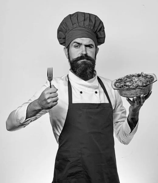 Людина з бородою на білому тлі. Кухар з хитрим обличчям — стокове фото