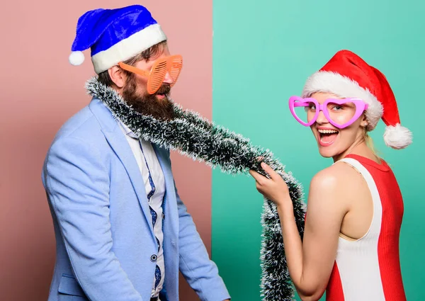 Χριστουγεννιάτικα ψώνια. δώρα. ευτυχισμένο ζευγάρι στον Αϊ Βασίλη καπέλο. Οικογένεια γιορτάζει τα Χριστούγεννα. Νέο έτος κόμμα. Καλά Χριστούγεννα και Ευτυχισμένο το νέο έτος. Ερωτευμένο ζευγάρι. Ευχαριστούμε — Φωτογραφία Αρχείου