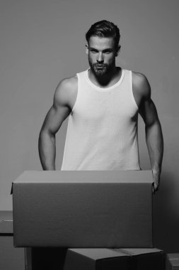 Yoğunlaştırılmış yüz çantalı bir yükleyici. Teslimat ve hareket