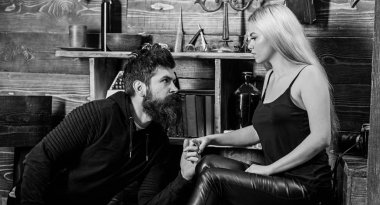 Çift gamekeepers evde, ahşap iç arka plan romantik akşamın. Kız ve erkek konsantre yüzleri sıcak atmosferinin keyfini çıkarın. Aşık çift birlikte ellerini tutar. Teklif kavramı