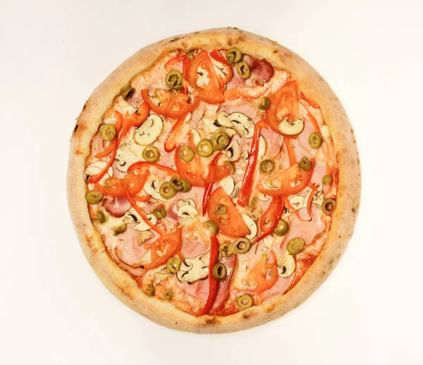 Pizza picante com pedaços de pimenta. Pizza com bacon, tomates, azeitonas — Fotografia de Stock