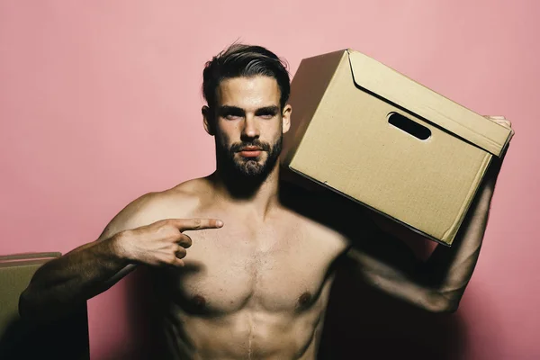 Chico con atractivo torso desnudo se para cerca de cajas. — Foto de Stock