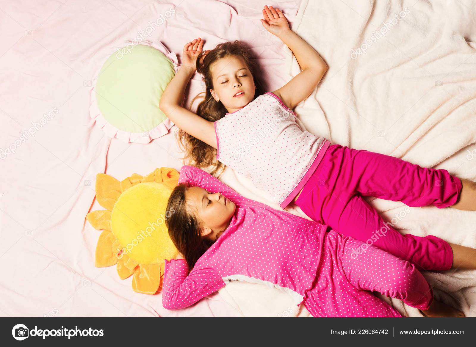 Barn med smilende ansikter ligger tett på rosa teppebakgrunn – stockfoto ©  stetsik #226064742, image size:1600x1167