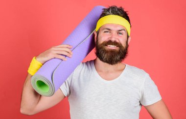 Atlet koç için eğitim hazır. Eski okul aerobik kavramı. Esneklik meydan abone. Stretching ve pilates kavramı. Atlet spor koç. Adam mutlu atlet tutun mat kırmızı arka plan sakallı