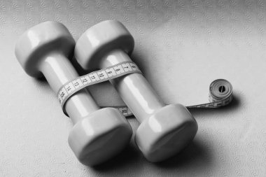 Cyan cetvelinin yanında küçük boy halterler.