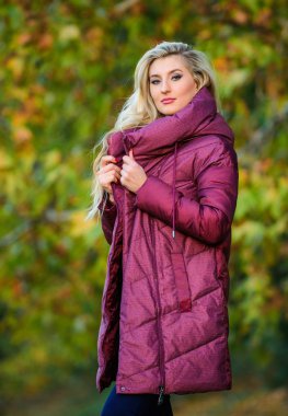 Ceketler herkesin olmalı. Satın almak için en iyi kirpi kat. Nasıl ceket almak. Kirpi balığı moda kavramı. Profesyonel stilist tavsiye. Kadın ilave birim ceket giymek. Kız moda sarışın yürüyüş sonbahar park
