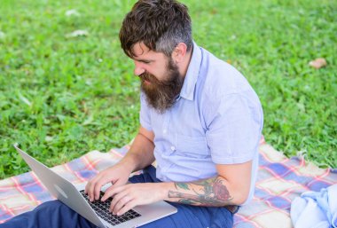 Hipster blogger dizüstü doğa arka plan ile. Blogger için sosyal ağ içerik oluşturun. Yazar ya da blogger sosyal ağ için yazı yazmak. Yaratıcılık kriz. Blogger düşünceli yüz oluşturmak içerik