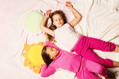 Pembe battaniye arka plan üzerinde çocuk gülümseyen yüzler ile yakın yalan