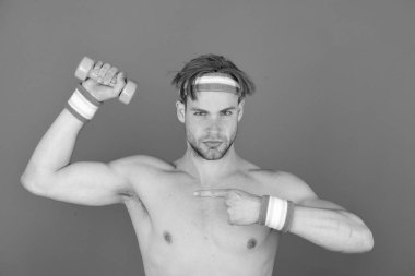 Baş ve bilekliği takıyor kıl herif. Spor ve spor salonu