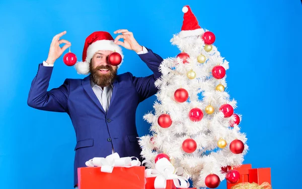 Vacaciones para divertirse. Hombre barbudo hipster llevar traje formal y sombrero de santa. Empresario unirse a la preparación de Navidad. Diversión de Navidad. Concepto de negocios y navidad. Santa celebrar la decoración de la bola de Navidad —  Fotos de Stock