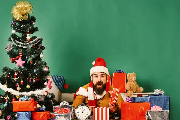 Heiligabend und Geschenke-Konzept. Weihnachtsmann öffnet Geschenke — Stockfoto