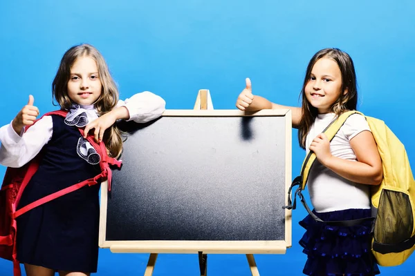 Mädchen mit lächelnden Gesichtern und hochgereckten Daumen. Zurück zur Schule — Stockfoto