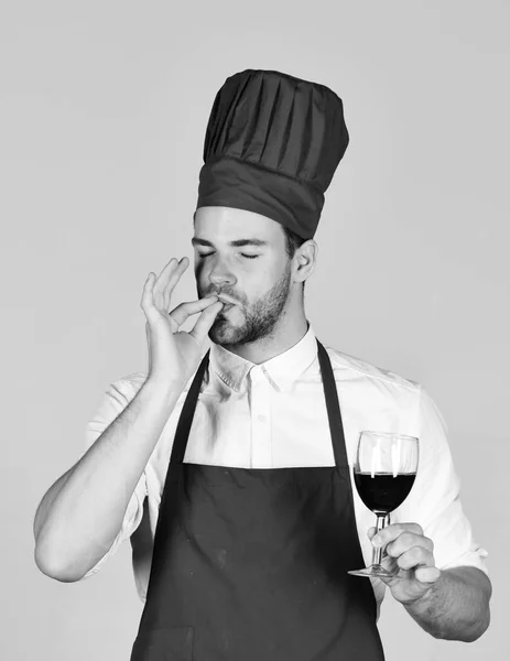 Mannen i kock hatt och förkläde visar perfekt smak tecken. — Stockfoto