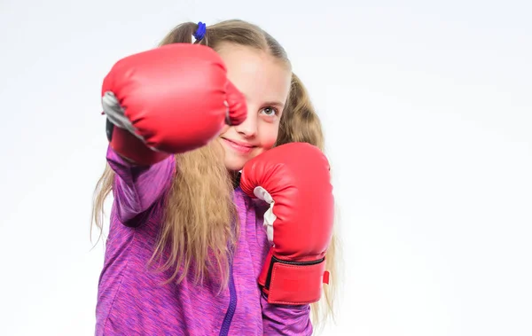 Kleines Mädchen in Boxhandschuhen beim Stanzen. Knockout und Energie. Sporterfolg. Training mit Trainer. Kampf. Boxerkindertraining, gesunde Fitness. Sport und Sportbekleidung Mode, Kopierraum. Boxhandschuhe — Stockfoto