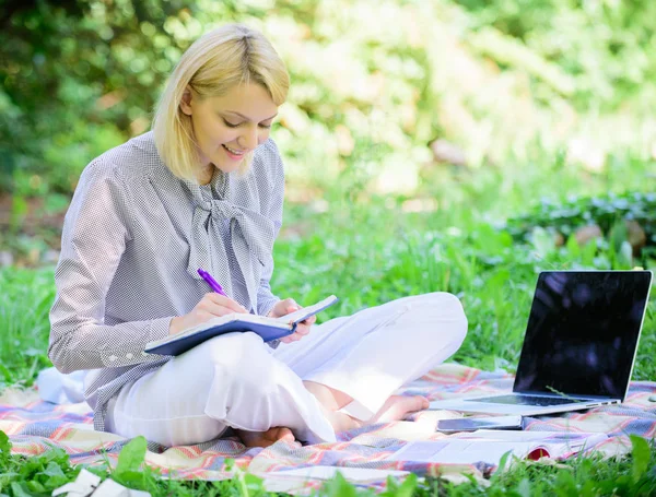 Une femme d'affaires travaille à l'extérieur. Devenez pigiste à succès. Concept de carrière freelance. Guide débutant une carrière en freelance. Gérer les affaires à l'extérieur. Femme avec ordinateur portable sit herbe prairie — Photo