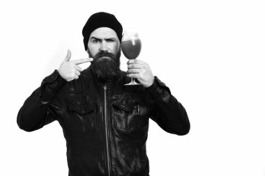 Kafkasyalı vahşi hippi elinde alkollü içecek ya da taze kokteyl tutuyor.