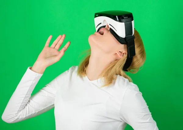 Az a személy, zöld háttér elszigetelt virtuális-valóság sisak. Nő a virtuális-valóság sisak. Számítógépes játék. — Stock Fotó