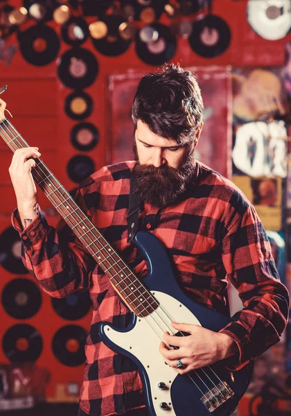Homem Com Rosto Ocupado Detém Guitarra Tocar Música Fundo Clube — Fotografia de Stock