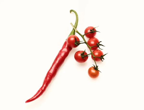 Состав томатной ветви с острым перцем. Овощи и вегетарианская диета — стоковое фото