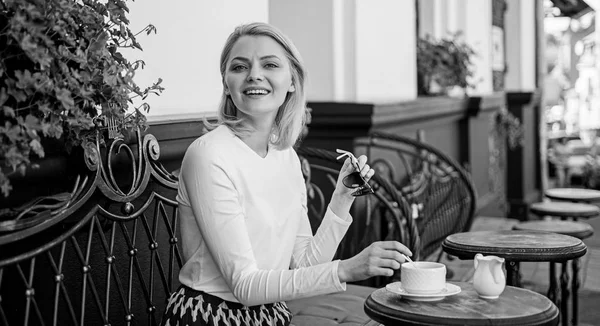 Benim kahve keyfini çıkarın. İyi kahve sabah fincan bana enerji giderleri sağlar. Kız içki kahve her sabah geleneği olarak aynı yerde. Kadın yüzü gülen mutlu açık havada içki kafe teras var