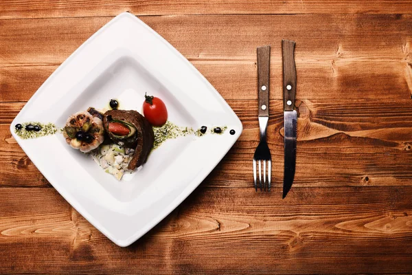 Geschirr mit moderner Präsentation auf quadratischem Teller. Französisches Essen — Stockfoto